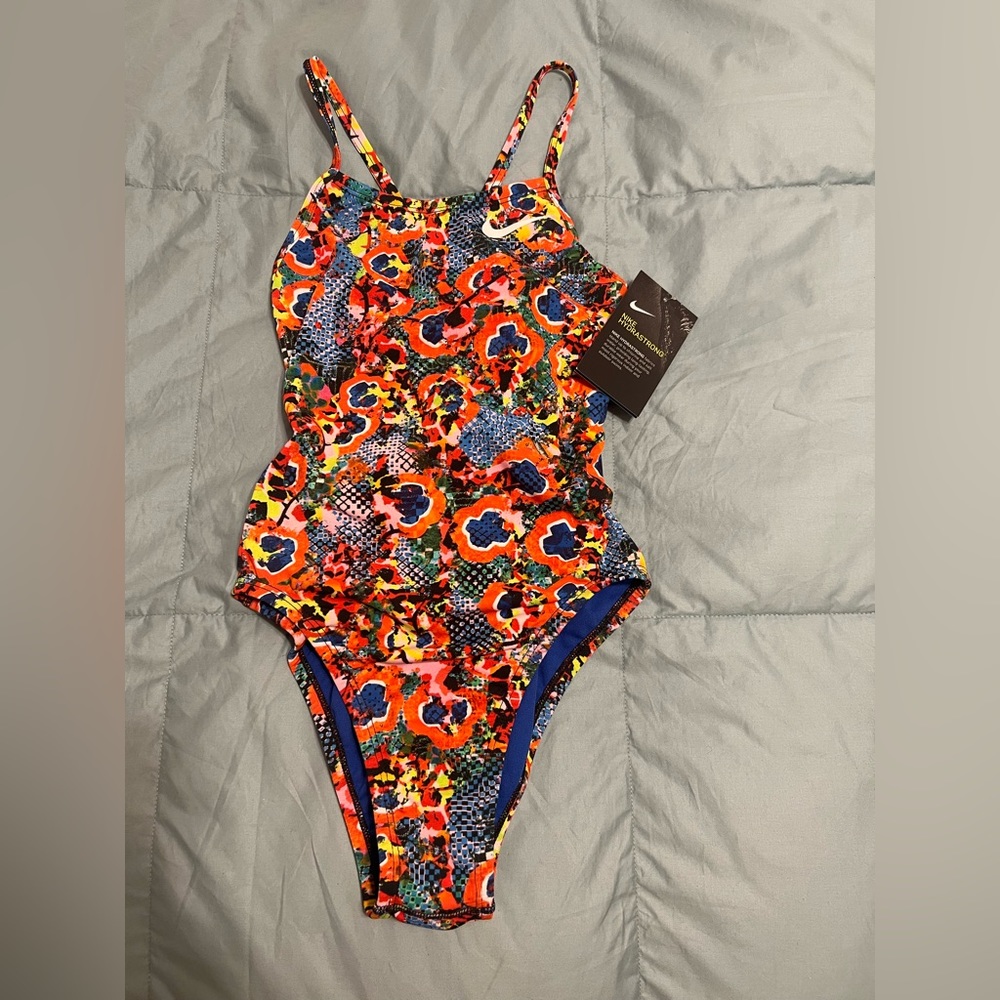 Nike NWT women’s Hydrastrong one piece swimsuit size 26